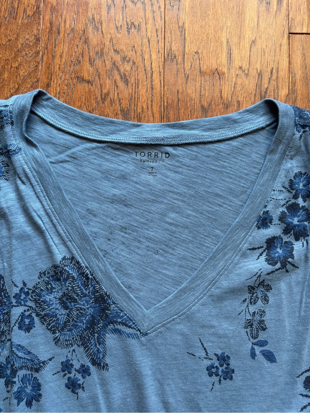 Torrid China Blue Floral Heritage Slub Relaxed V-Neck Tee | Size 2X (18-20) - Picture 9 of 11